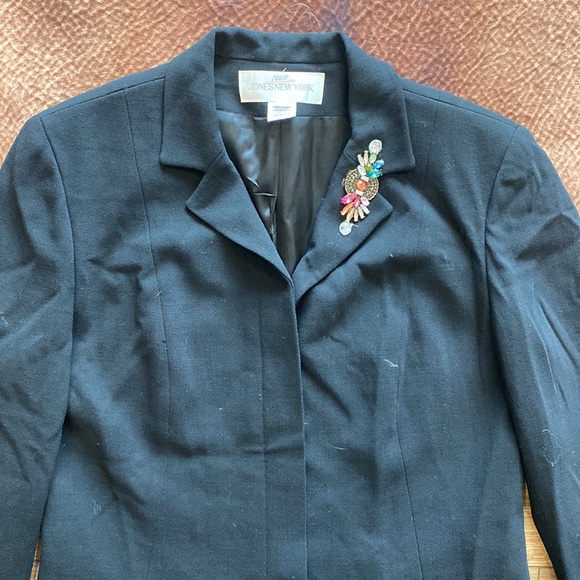Jones New York black blazer with brooch - Picture 3 of 10